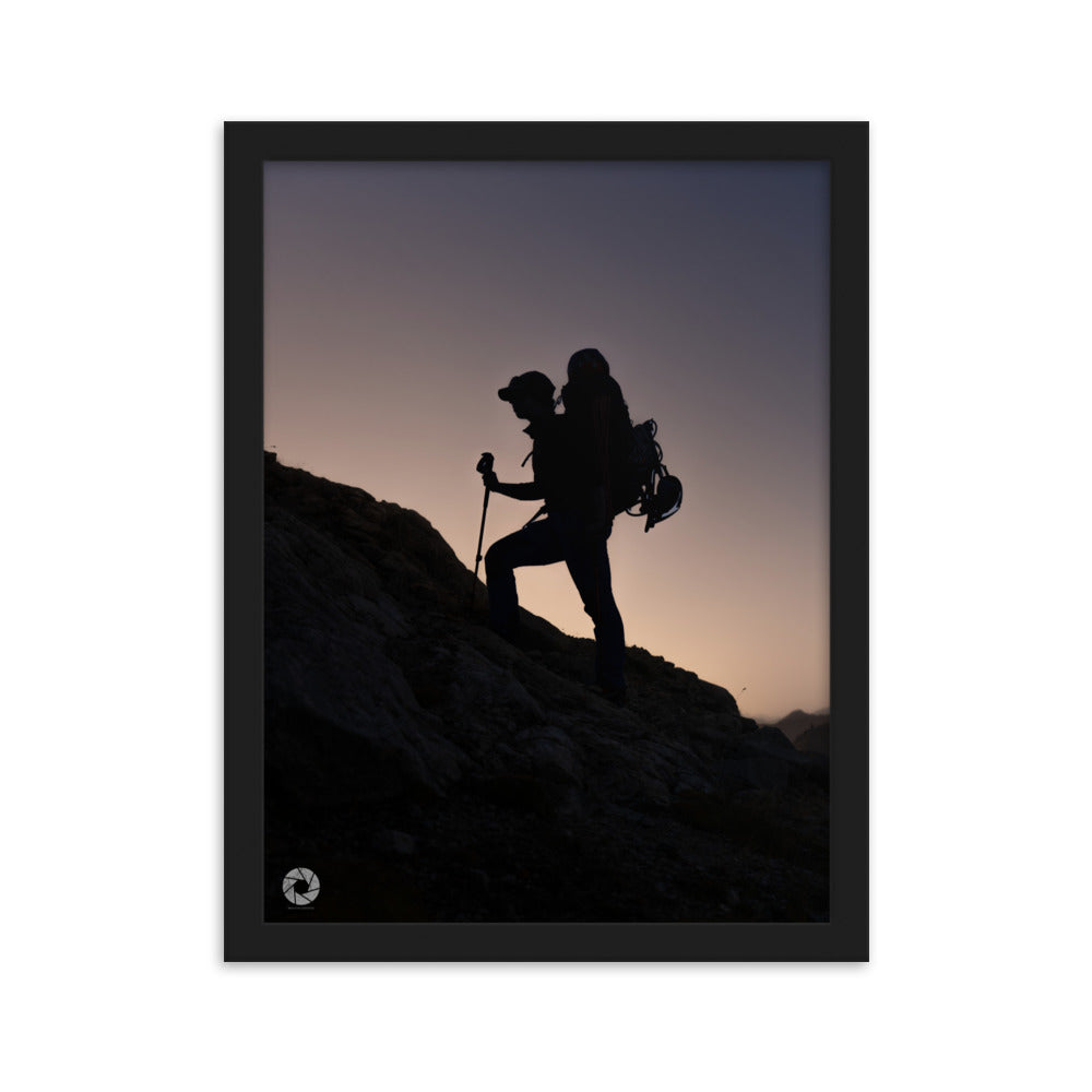 Explorez l'esprit d'aventure avec le poster "Ascension au Crépuscule" de Brad Explographie. Capturant un randonneur solitaire en montagne au crépuscule, cette œuvre imprimée sur papier mat épais inspire exploration et sérénité.