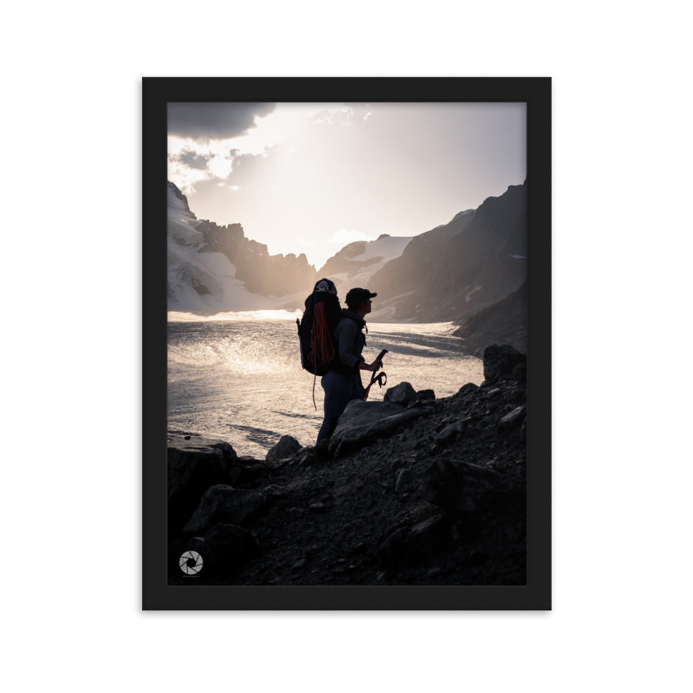 Photographie d'un randonneur face à l'immensité d'un glacier sous les rayons du crépuscule, capturée par Brad Explographie, symbolisant la confrontation entre l'homme et la nature.