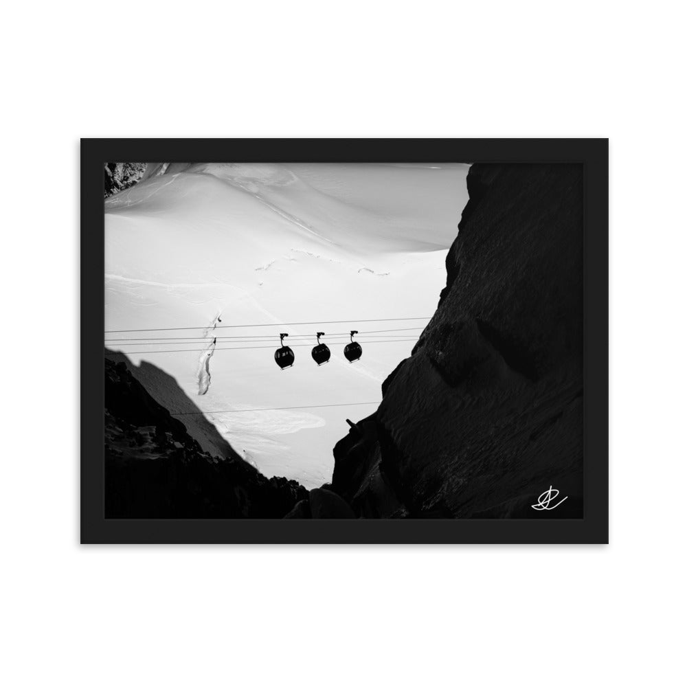 Photographie en noir et blanc de trois funiculaires traversant la montagne, capturée par Ilan Shoham, évoquant l'ambiance vintage et le charme des voyages alpins.