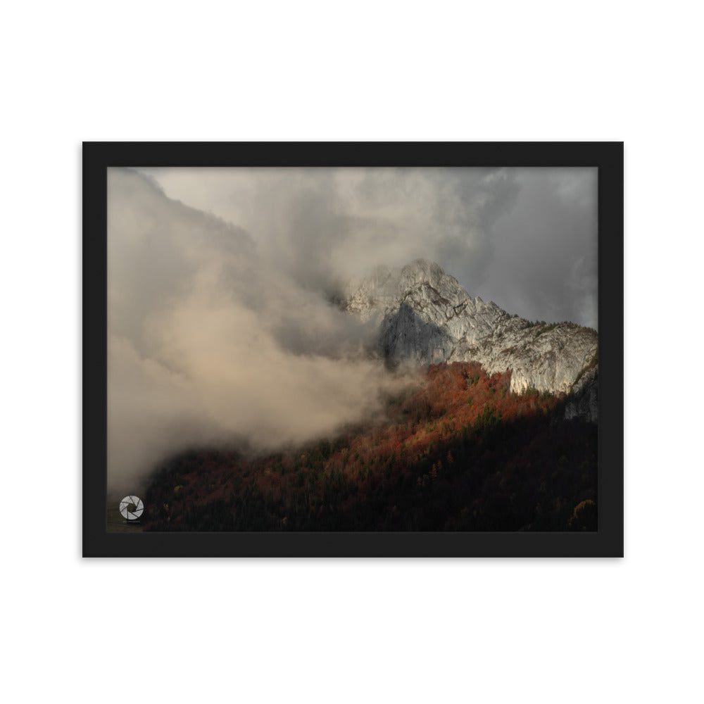 Image inspirante des montagnes baignées par les derniers rayons du soleil, une œuvre de Brad Explographie, parfaite pour représenter la force et la beauté sauvage des sommets.