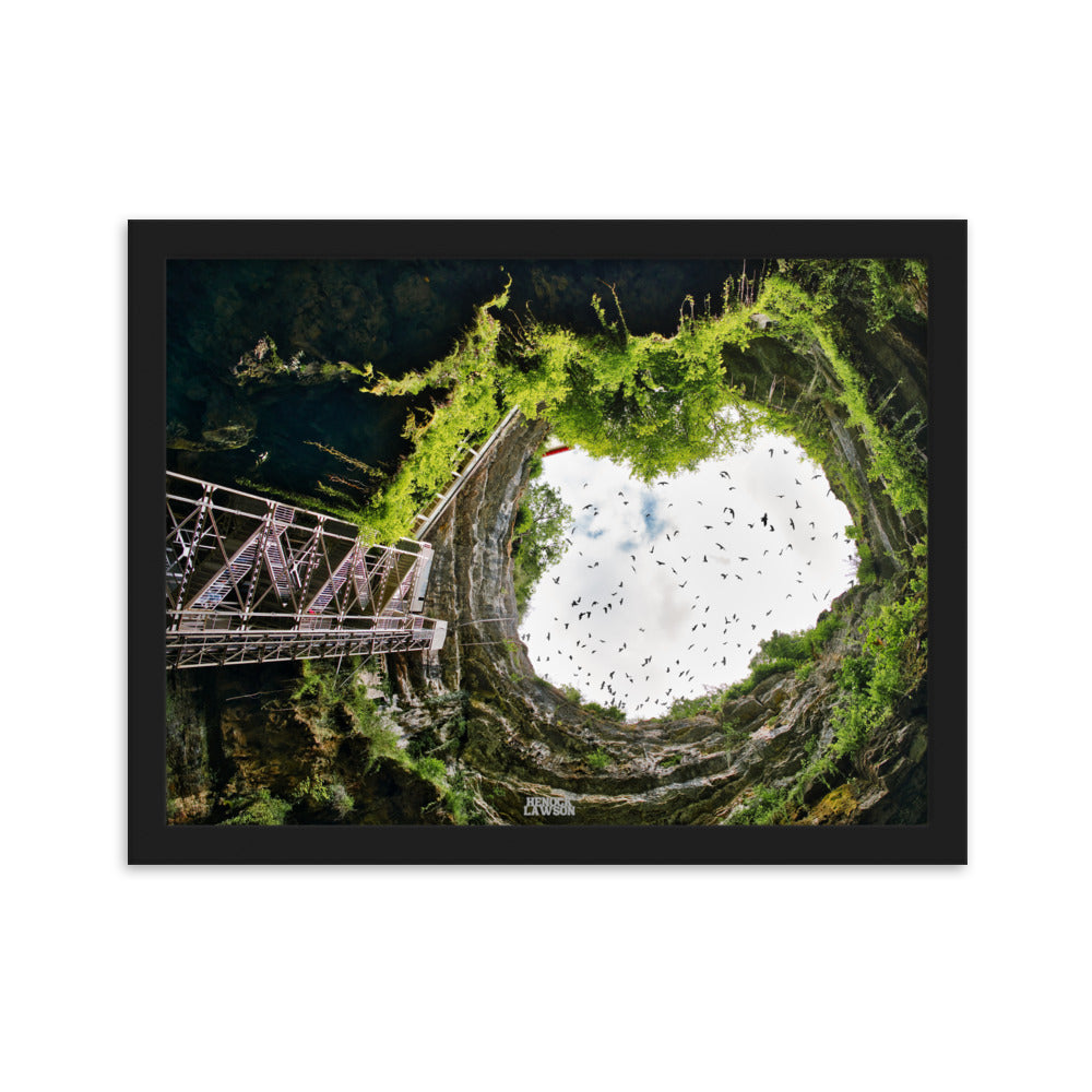 Photographie du poster "Vue du ciel" de Henock Lawson, montrant une gorge naturelle avec un ciel ouvert encadré par la végétation et les rochers.