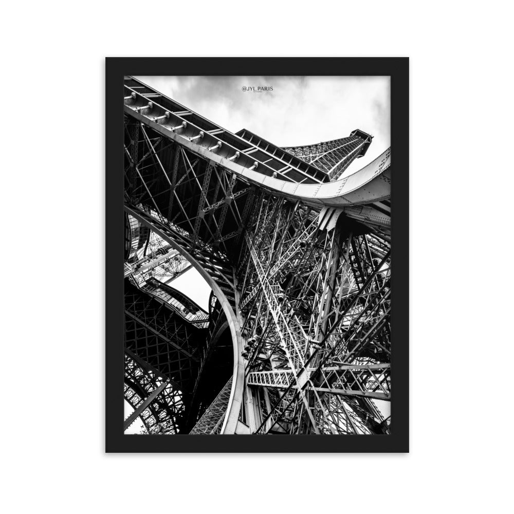 Photographie du poster "Entrejambe" de JYL.PARIS, montrant une vue ascendante et dramatique de la Tour Eiffel en noir et blanc.