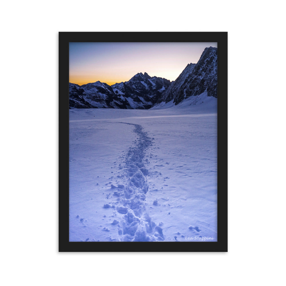 Poster "Glacier Blanc" de Léa Scappini, montrant l'aube éclairant les sommets enneigés avec une trace de pas dans la neige.