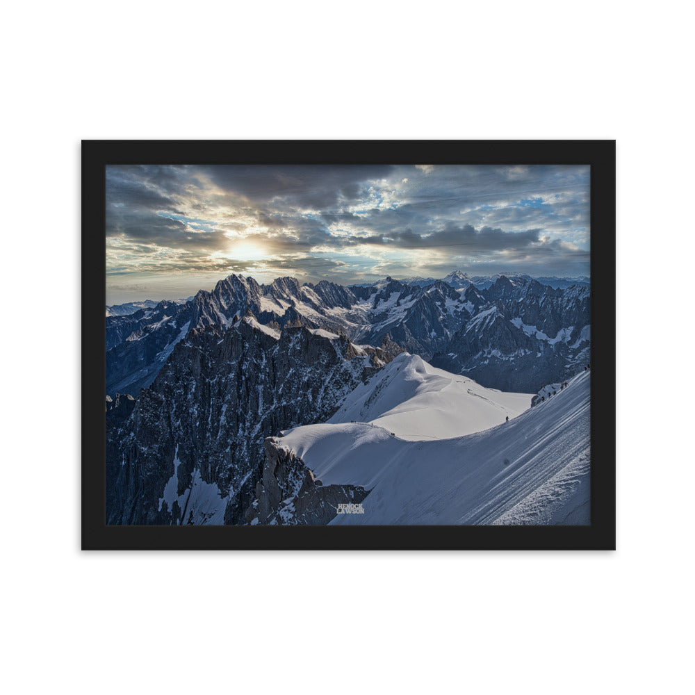 Poster "L'Éveil des Titans" par Henock Lawson, illustrant une aube hivernale dans les Alpes.