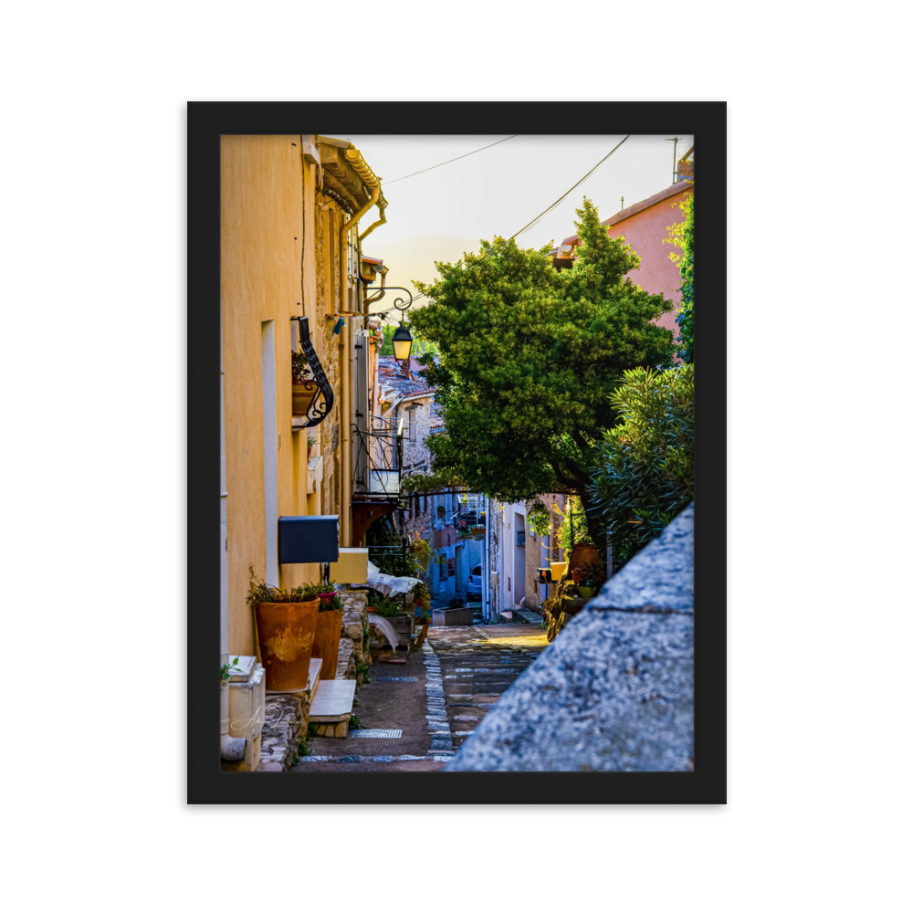 Poster coloré "Rue de Cuers" montrant une rue pittoresque d'un village provençal, baignée de soleil et d'ambiance méditerranéenne.