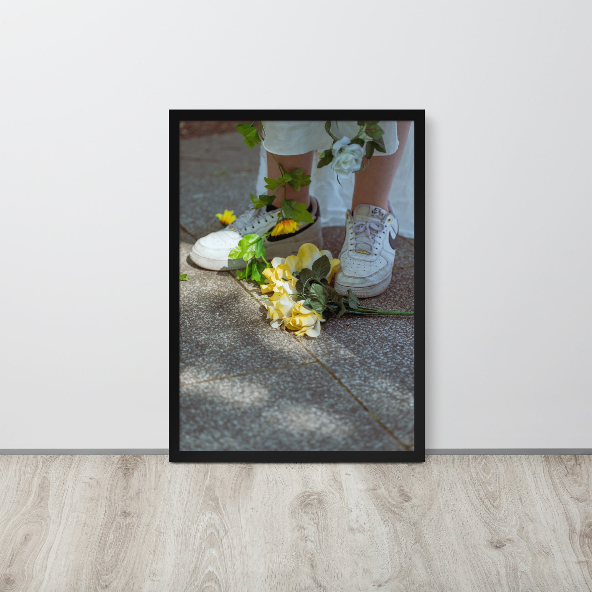 Poster encadré 'Flowers Nike' montrant des fleurs jaunes aux pieds d'une femme en blanc portant des Nike Air Force
