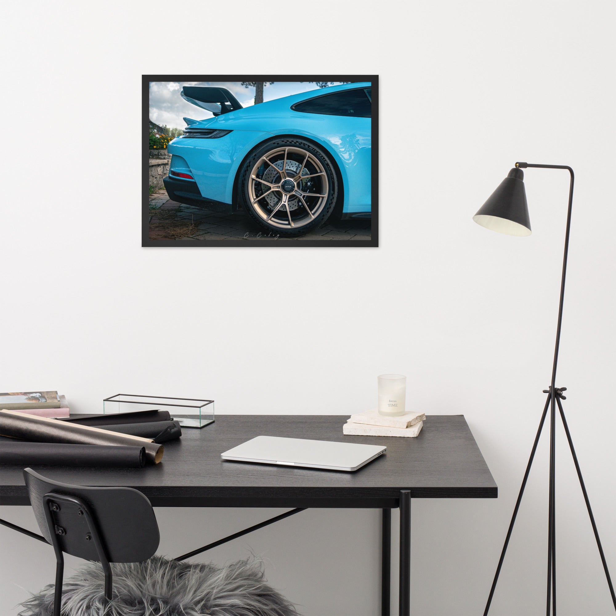 Photographie d'art '911 GT3' par Charles Coley, capturant de manière saisissante les détails d'une Porsche 911 GT3 bleu, mettant en lumière la beauté et la puissance encapsulées dans la carrosserie éclatante et les détails mécaniques minutieux, offrant un mélange d’élégance et de passion automobile à votre espace.