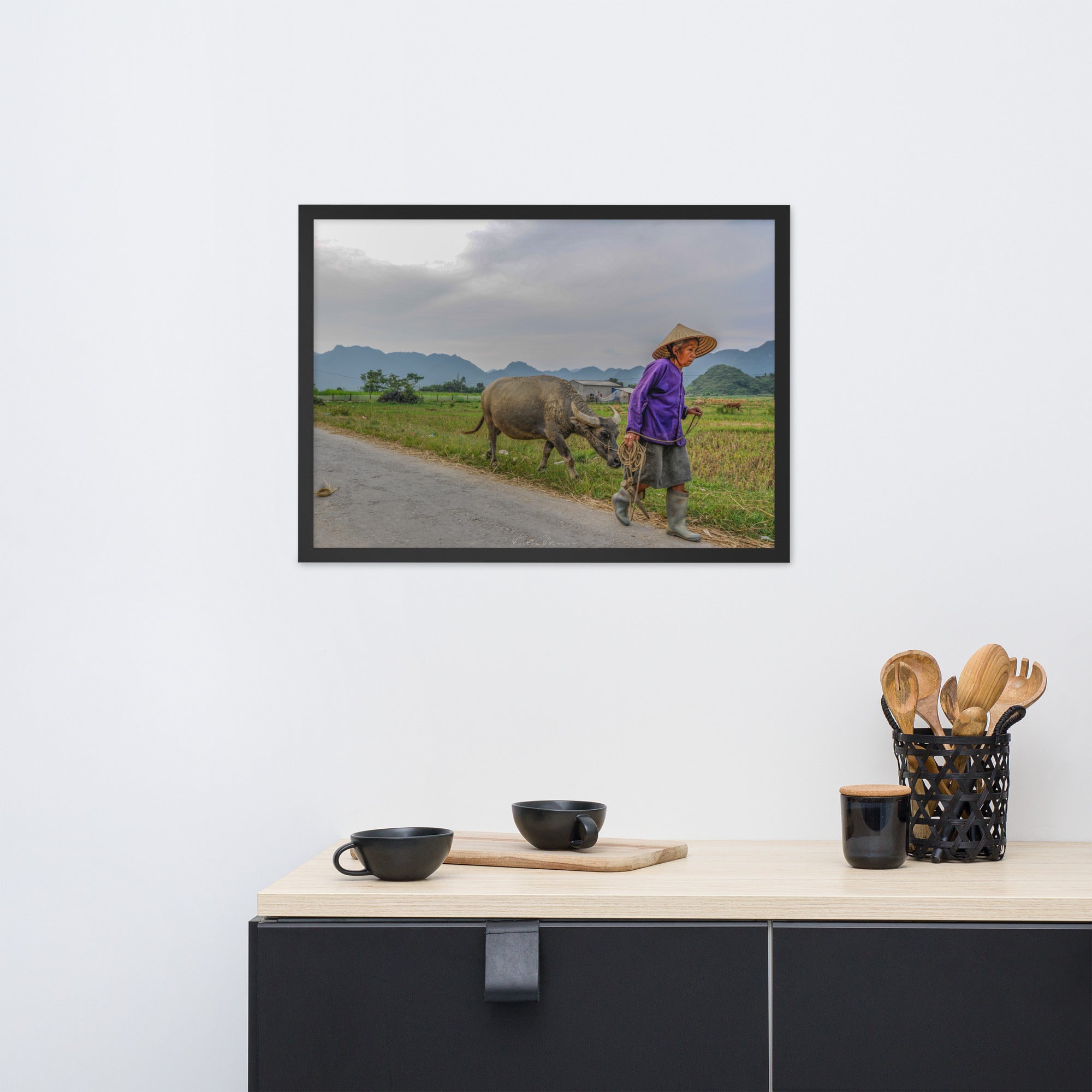 Poster 'Vietnam's Farmer' montrant une scène apaisante d'une fermière vietnamienne et son buffle, capturée par Victor Marre, transportant la sérénité et la simplicité de la vie rurale vietnamienne dans votre espace.