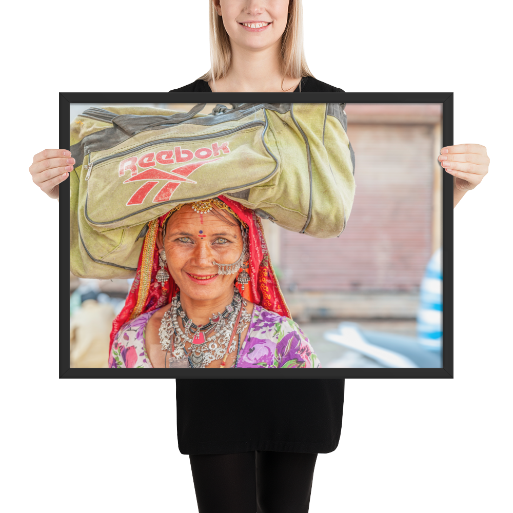 Poster 'Les Yeux de Jaisalmer' montrant une femme souriante avec des bijoux traditionnels, une œuvre de Victor Marre, introduisant la beauté et la sincérité de Jaisalmer dans votre espace intérieur.