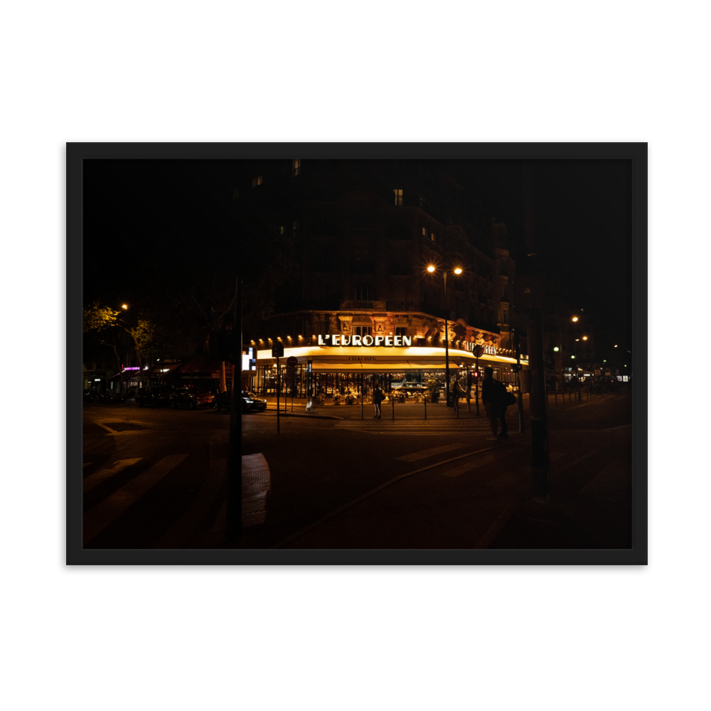 Poster mural et affiche - La terrasse du restaurant – Photographie de nuit d'une terrasse parisienne – Poster photographie, photographie murale et des posters muraux unique au monde. La boutique de posters créée par Yann Peccard un Photographe français.