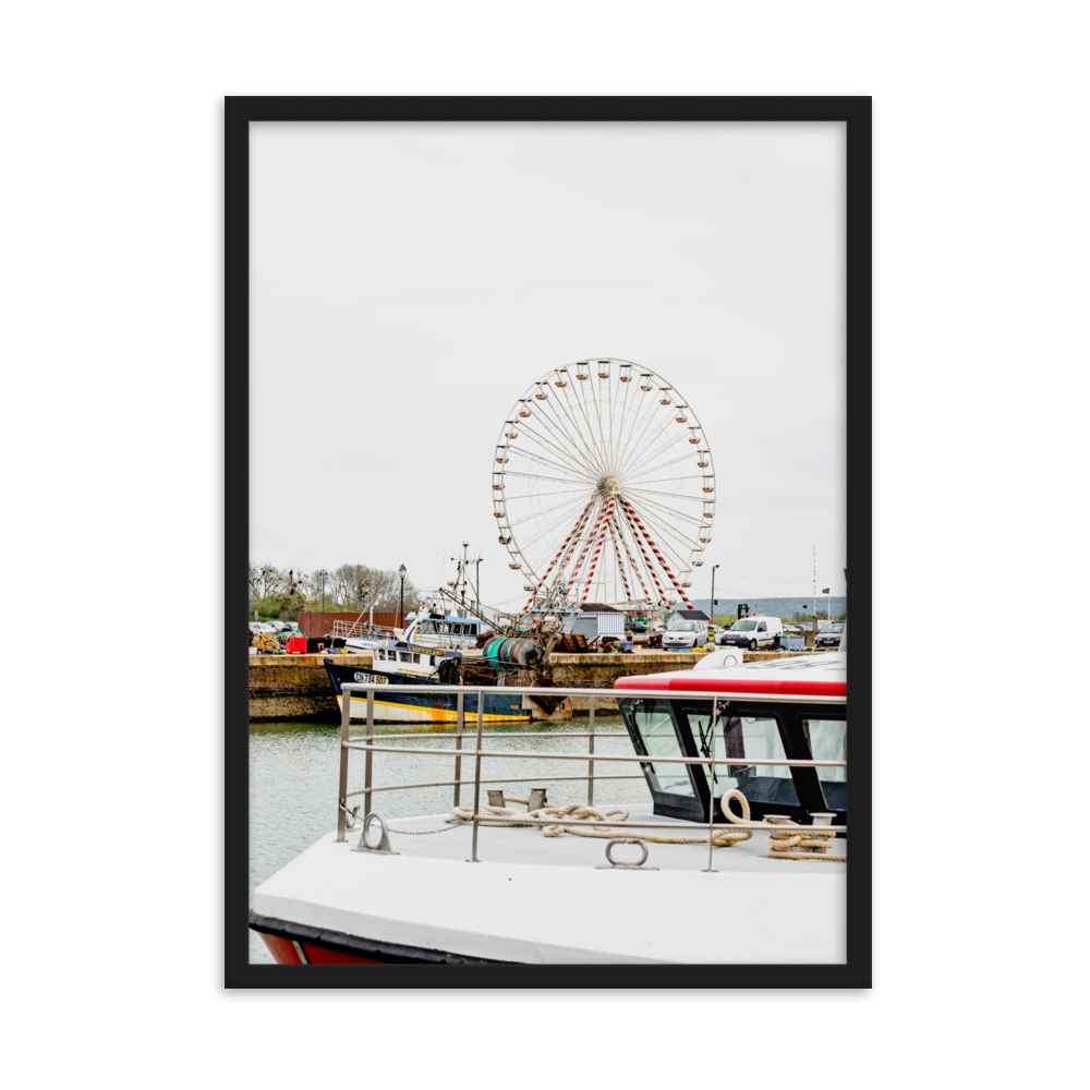 Poster de la photographie de la grande roue de Honfleur avec des bateaux en premier plan.