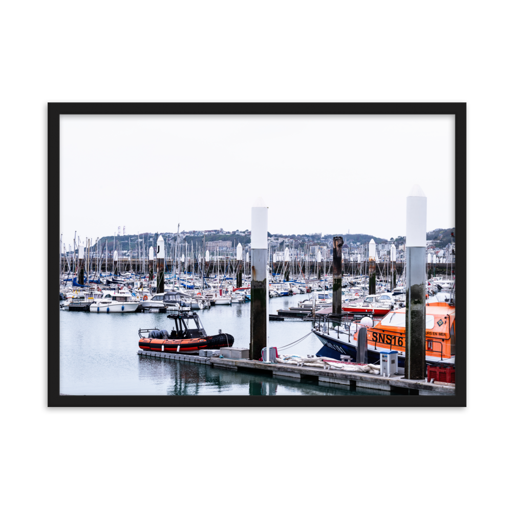 Poster d'une photographie de bateaux dans le port de plaisance du Havre avec un ponton endommagé par le feu.