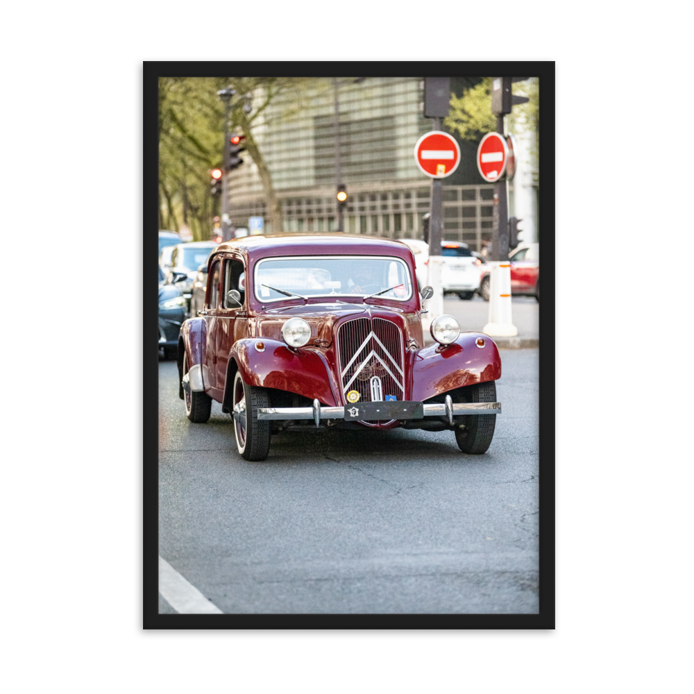 Poster de photographie d'une Citroën Traction Avant bordeaux stationnée dans les rues de Paris, près de l'Institut du Monde Arabe.