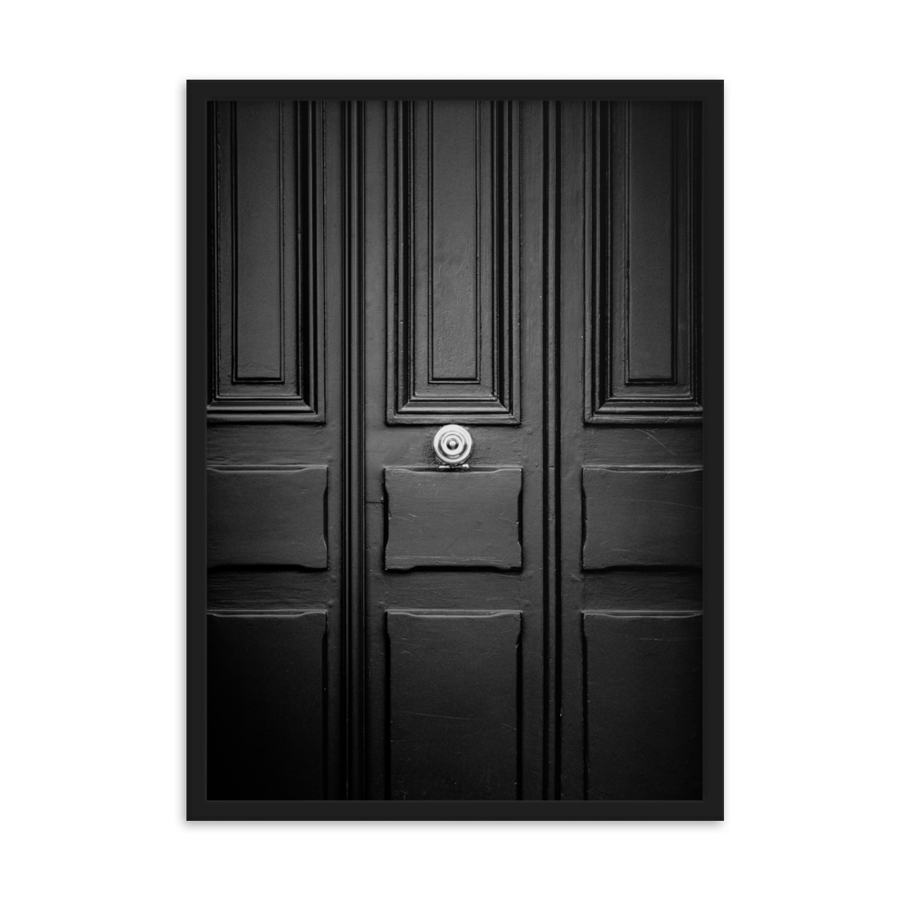 Poster de la photographie "Moderne", mettant en évidence une porte en bois, simple mais élégante, avec une poignée brillante au centre.