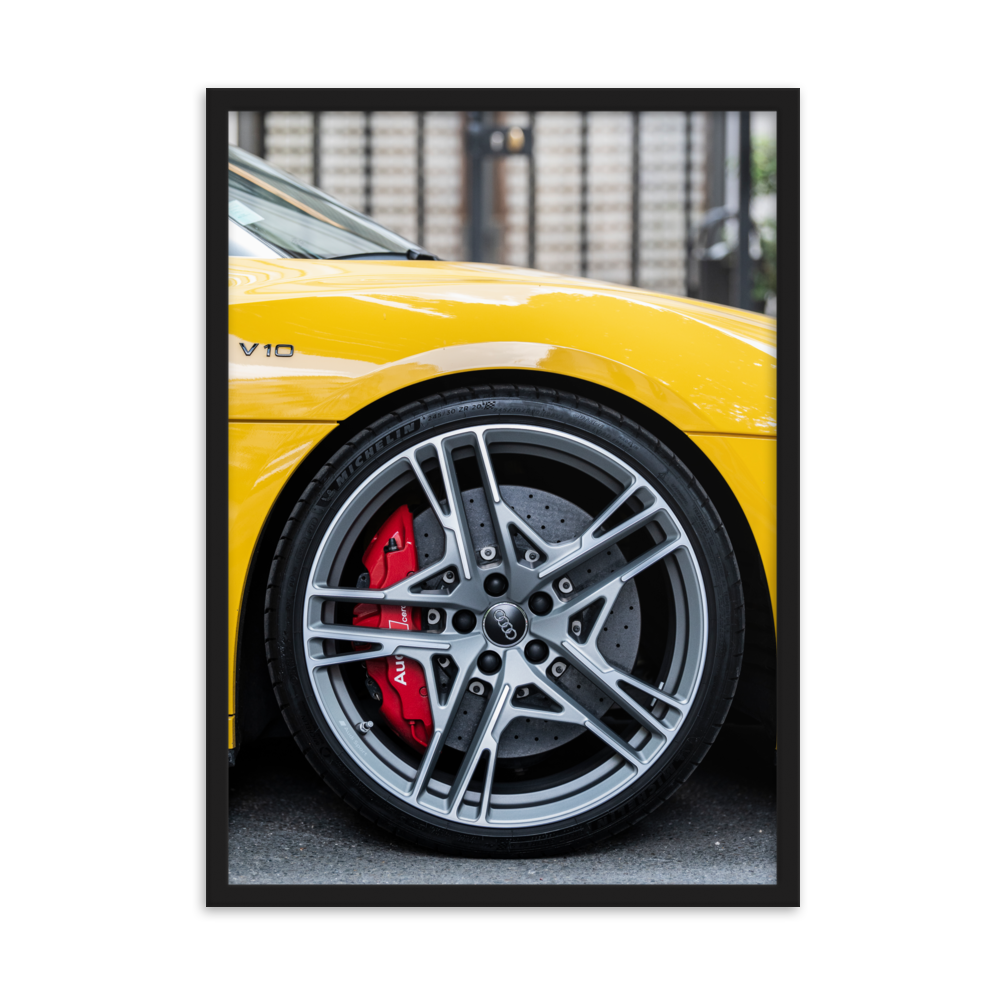 Poster de la photographie "Audi R8 V10 N03", mettant en évidence une jante de l'Audi R8 V10 de couleur jaune avec des freins en céramique.