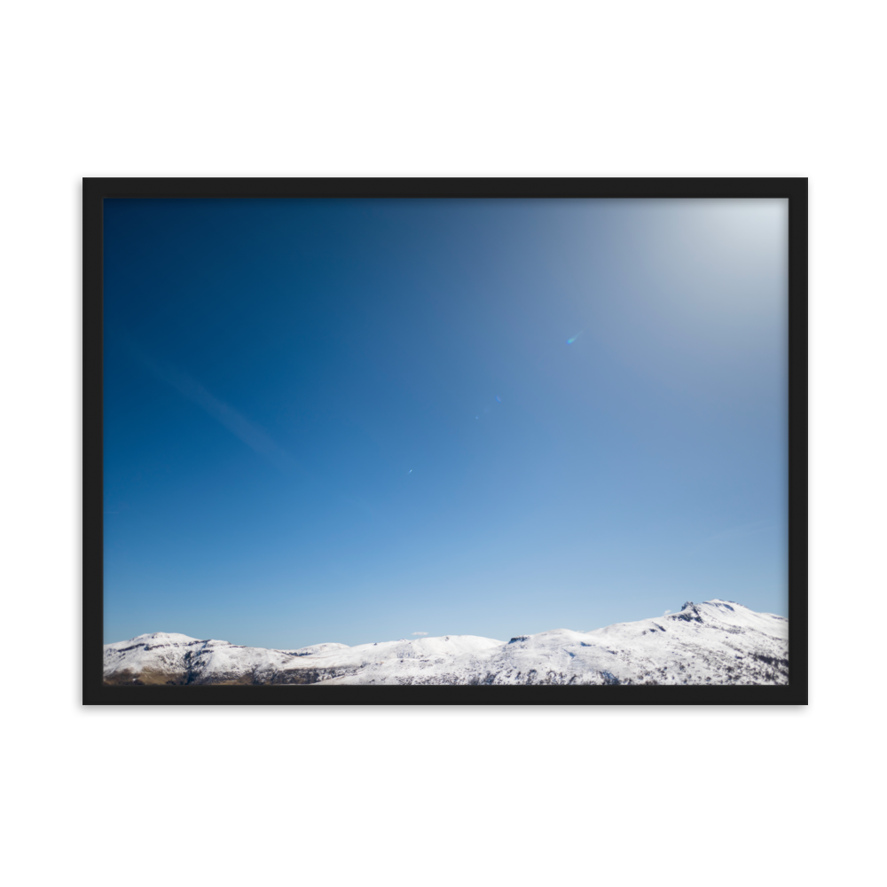 Poster de la photographie "Montagnes du Cantal N10", un vaste ciel bleu surplombant les montagnes enneigées du Cantal.