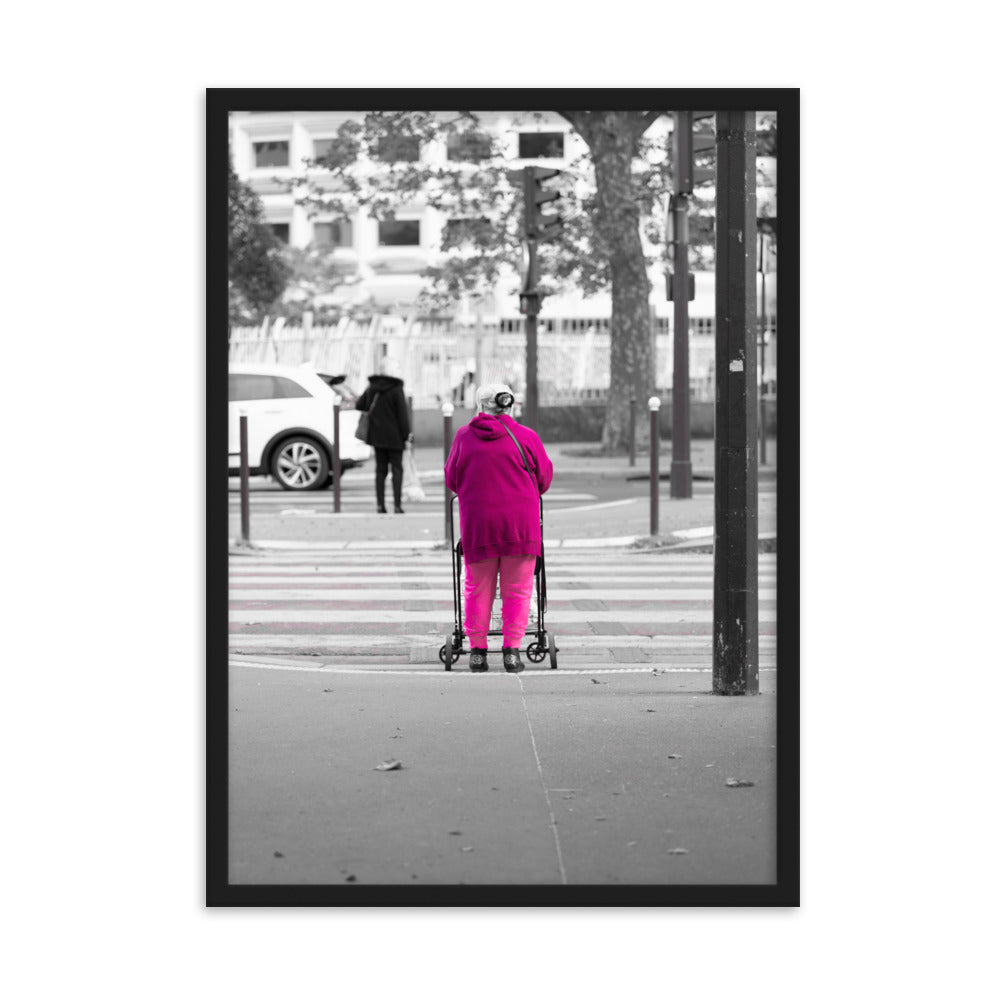 Pink Lady - Photographie de rue captivante mettant en valeur le rose - La Boutique du Poster