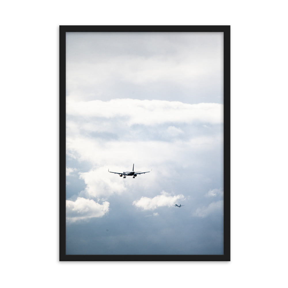 Poster de photographie des nuages avec un avion en vol au centre.