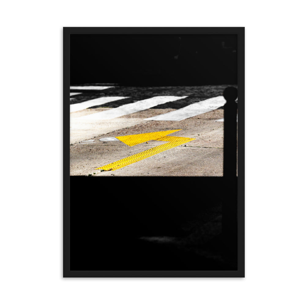 Poster 'Direction Illuminée' représentant une flèche de signalisation routière jaune éclairée par la lumière du soleil