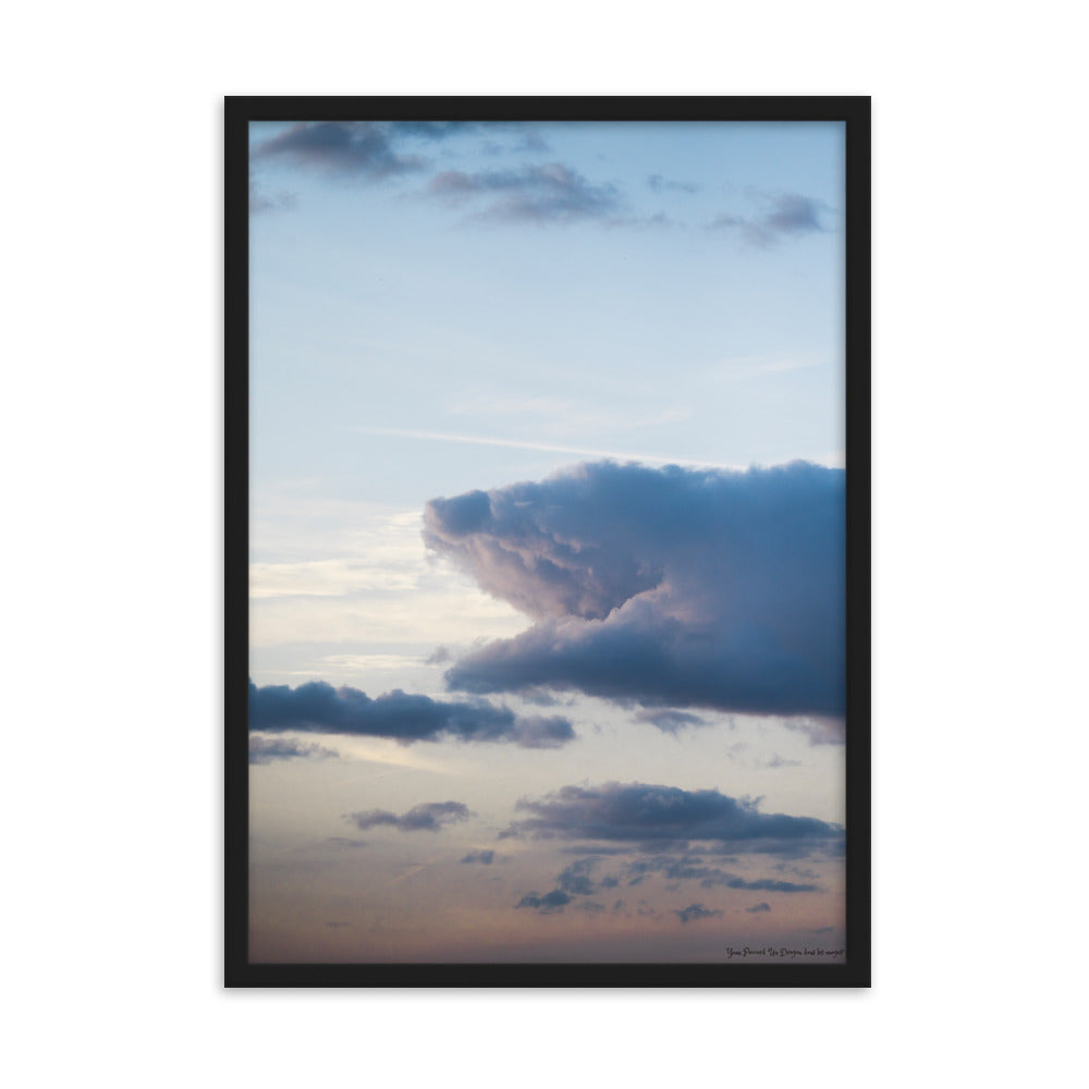Poster encadré 'Un Dragon dans les nuages' présentant une formation nuageuse ressemblant à un dragon dans le ciel parisien.