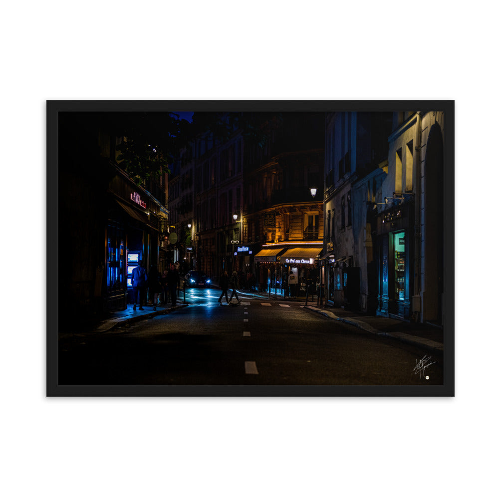 Photographie nocturne de la 'Rue Bonaparte' à Paris, capturant l'essence urbaine du 6ème arrondissement. Poster encadré et signé, reflétant le charme parisien authentique.