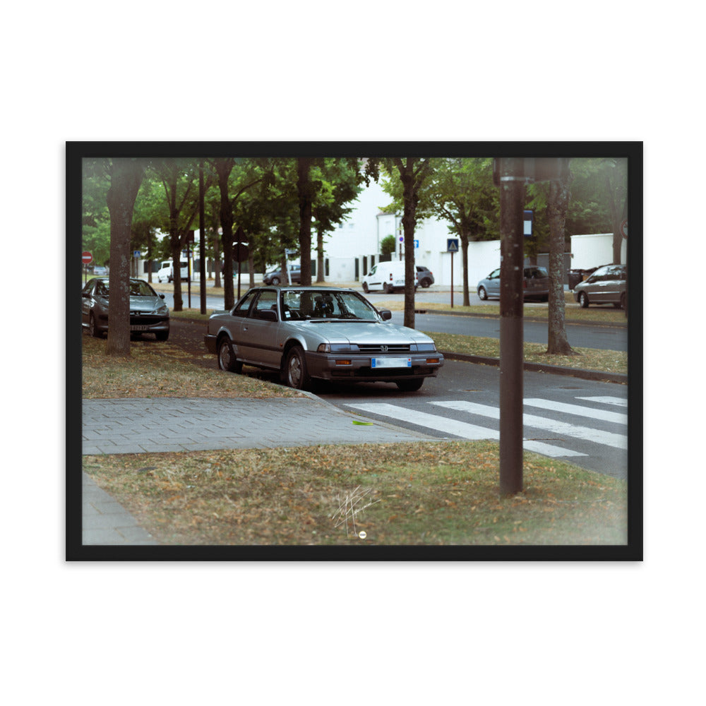 Photographie du classique automobile Honda Prelude, stationnée dans les rues du 78, dépeignant l'élégance et le charme de la période rétro de l'automobile.