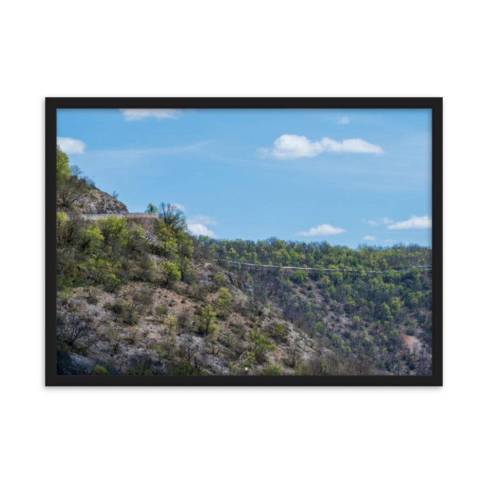 Photographie de 'Sécheresse', montrant un paysage d'Occitanie avec arbres verts et terre sèche, encadré pour une présentation élégante.