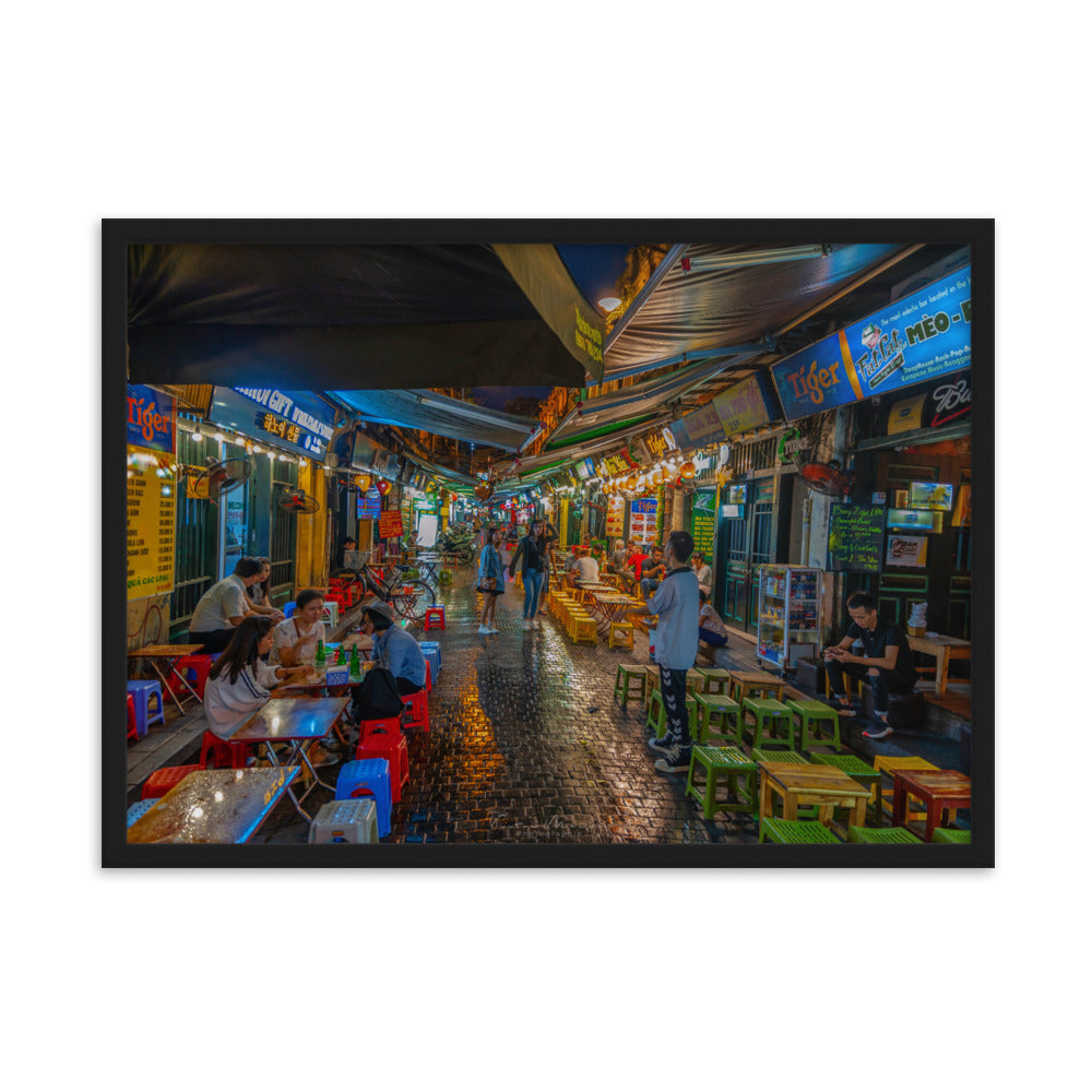 Poster 'Hanoï Nightstreet Market' offrant un aperçu des ruelles colorées et animées des marchés nocturnes de Hanoï, capturées avec maestria par le photographe Victor Marre, apportant une bouffée de la vie urbaine vibrante vietnamienne à votre espace de vie.