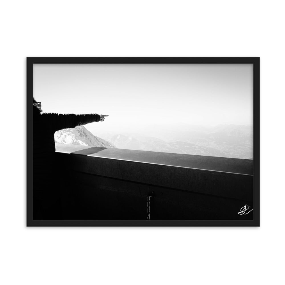 Photographie 'Au-delà de l'Horizon' par Ilan Shoham, capturant une silhouette face à des montagnes embrumées, symbolisant la contemplation et l'aventure.