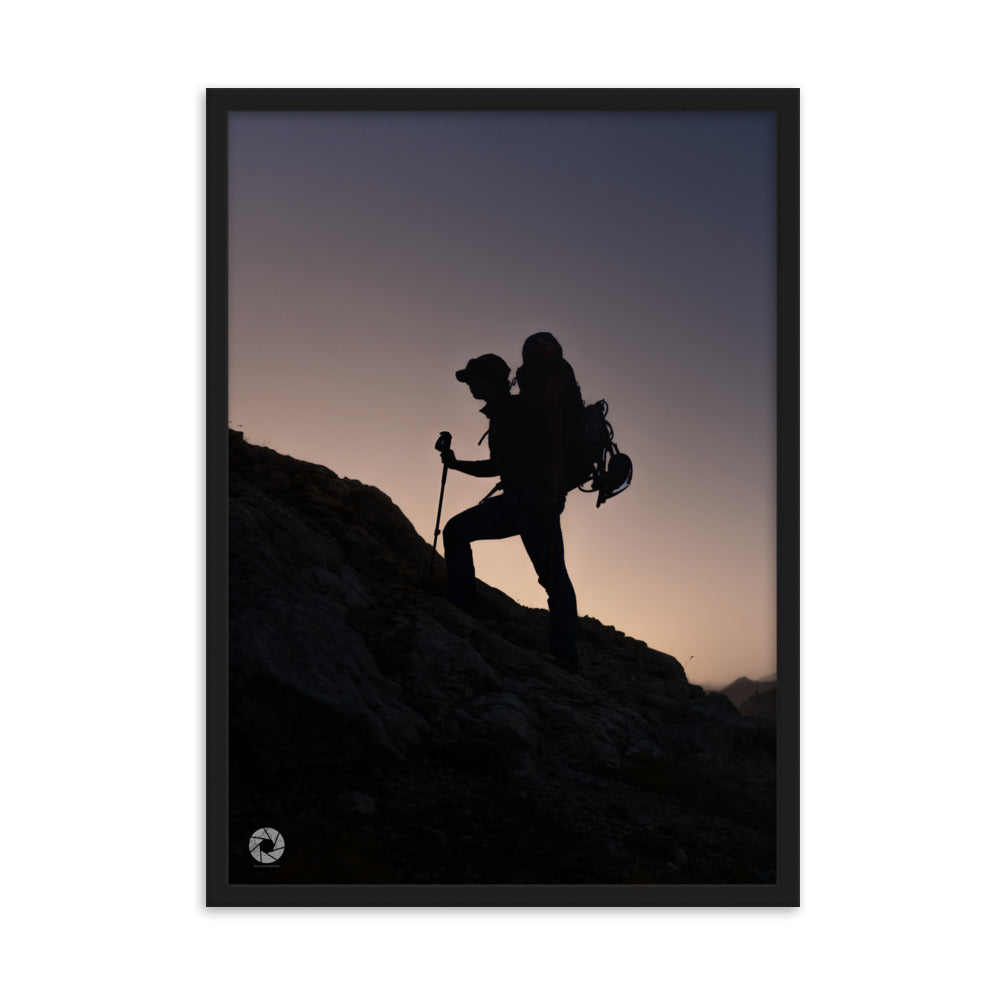 Explorez l'esprit d'aventure avec le poster "Ascension au Crépuscule" de Brad Explographie. Capturant un randonneur solitaire en montagne au crépuscule, cette œuvre imprimée sur papier mat épais inspire exploration et sérénité.