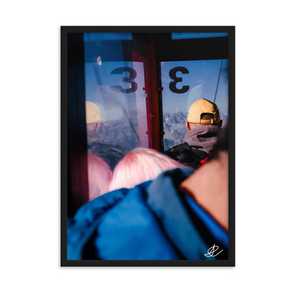 Photographie depuis l'intérieur d'une cabine de téléphérique par Ilan Shoham, montrant des passagers contemplant les montagnes, capturant l'esprit du voyage et de l'aventure.
