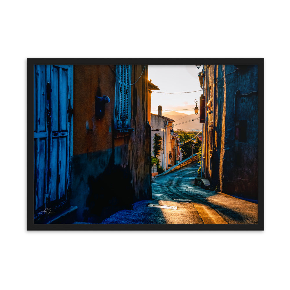 Photographie d'un matin paisible dans les rues pavées de Cuers, capturée par Adrien Louraco, illustrant la lumière dorée matinale sur les maisons provençales.