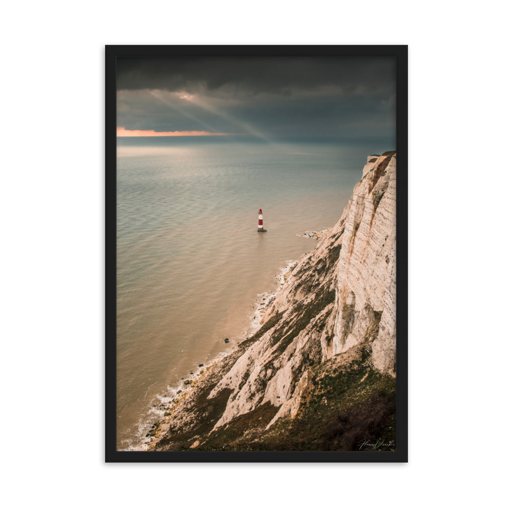 Poster encadré "Lighthouse" par Florian Vaucher, montrant la beauté et la puissance d'un phare en mer, idéal pour ceux qui sont inspirés par les paysages marins et la force face à la nature.