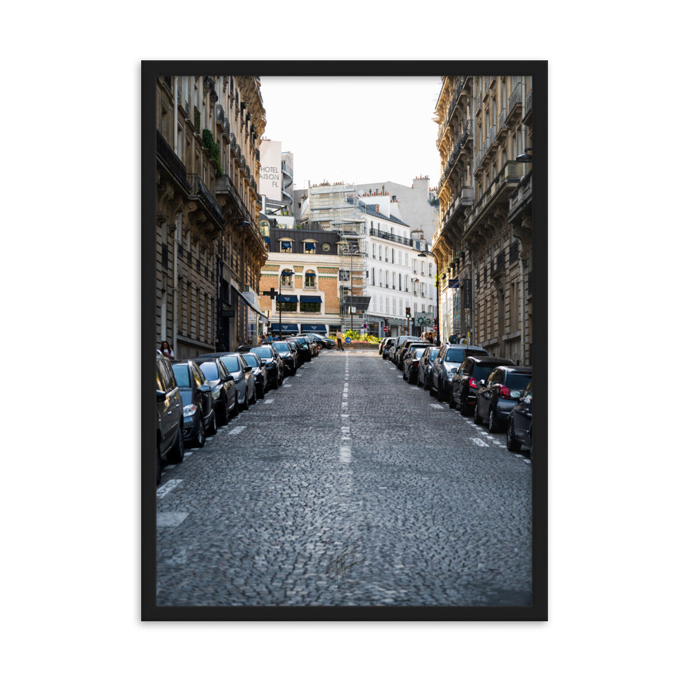 Photographie de la Rue Marietta Alboni à Paris, par Yann Peccard, illustrant une rue pavée typiquement parisienne avec des immeubles haussmanniens.