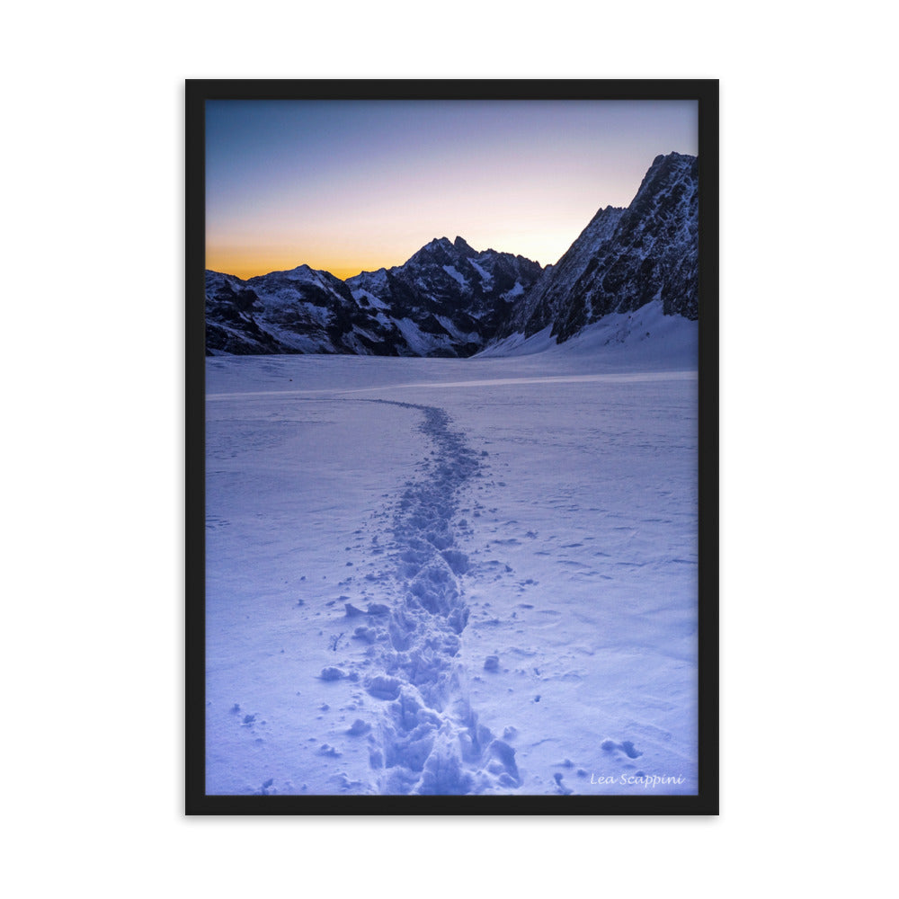 Poster "Glacier Blanc" de Léa Scappini, montrant l'aube éclairant les sommets enneigés avec une trace de pas dans la neige.