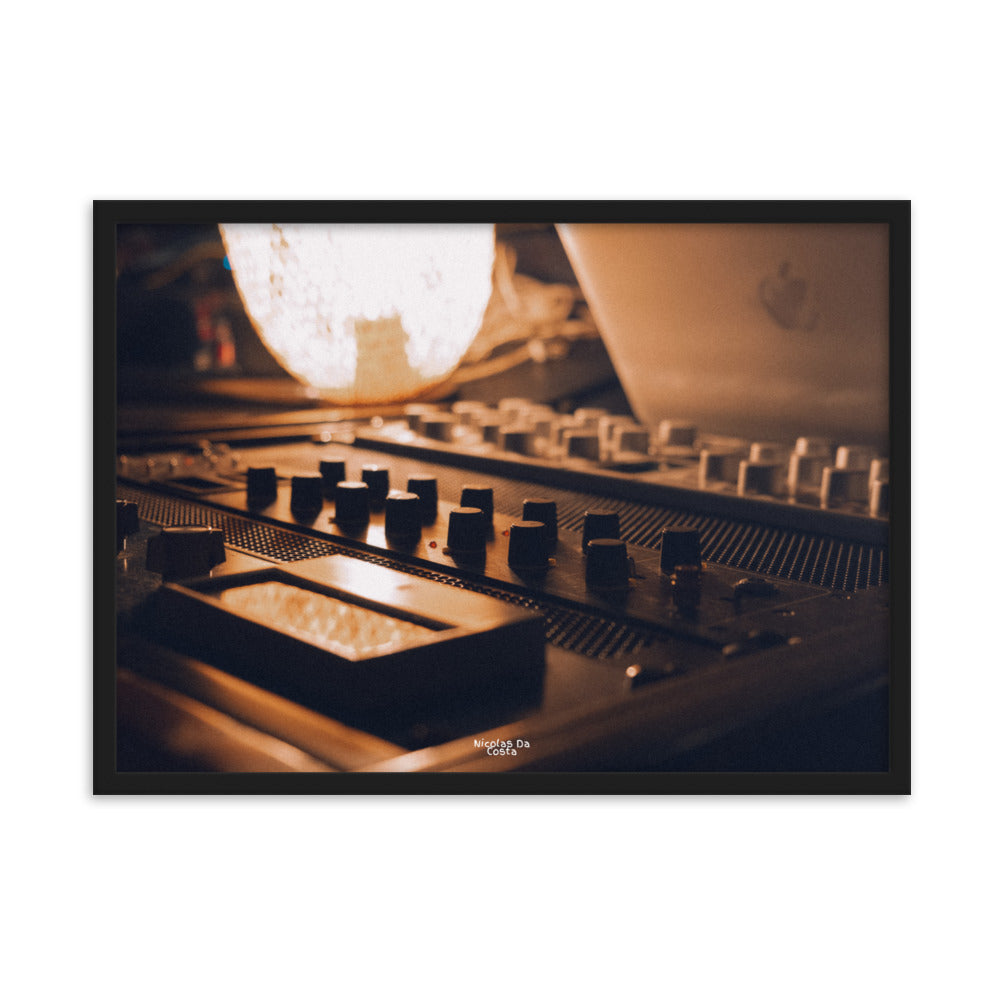 Poster "Harmonie des Ondes" montrant une console de mixage dans un studio d'enregistrement, capturant l'essence de la création musicale.