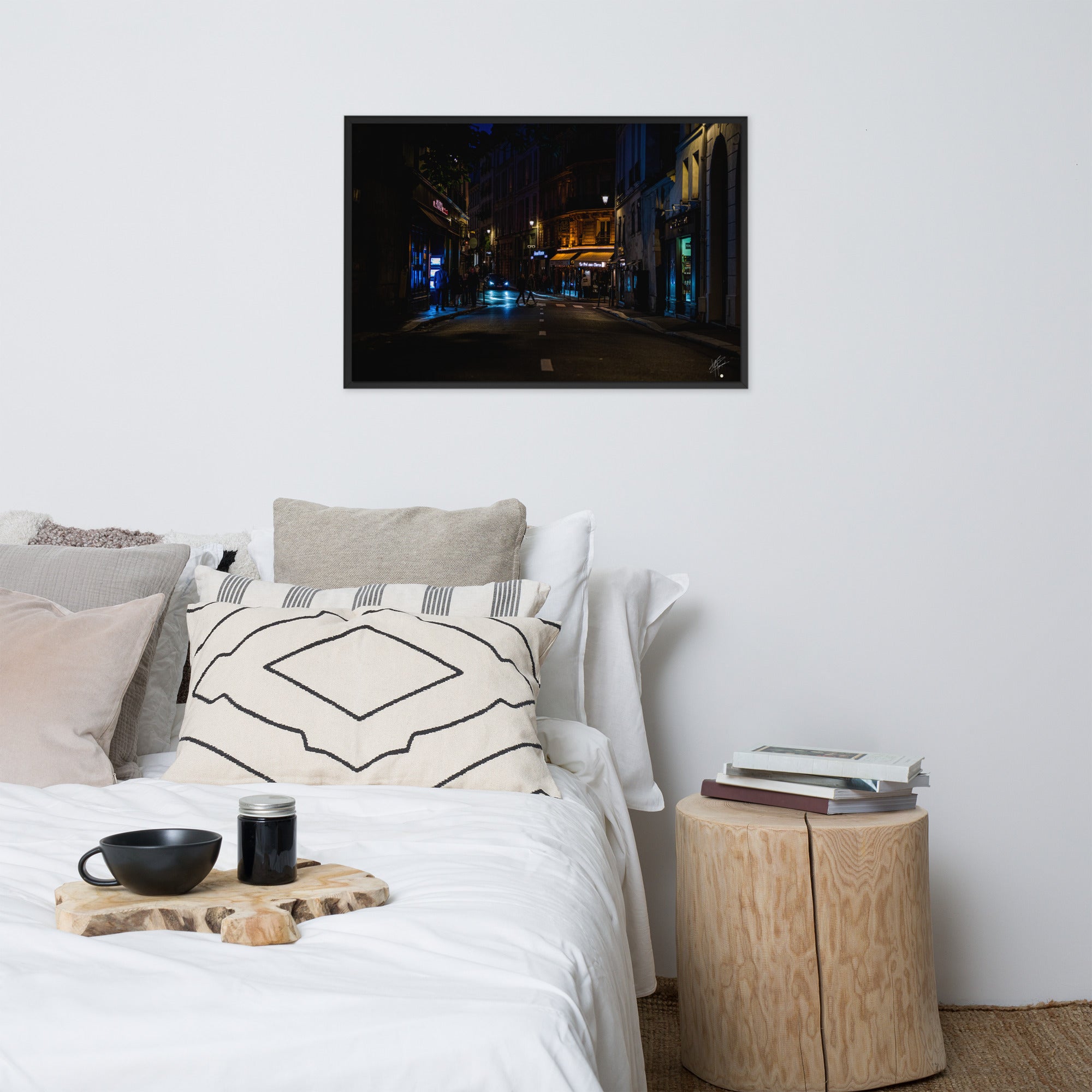 Photographie nocturne de la 'Rue Bonaparte' à Paris, capturant l'essence urbaine du 6ème arrondissement. Poster encadré et signé, reflétant le charme parisien authentique.