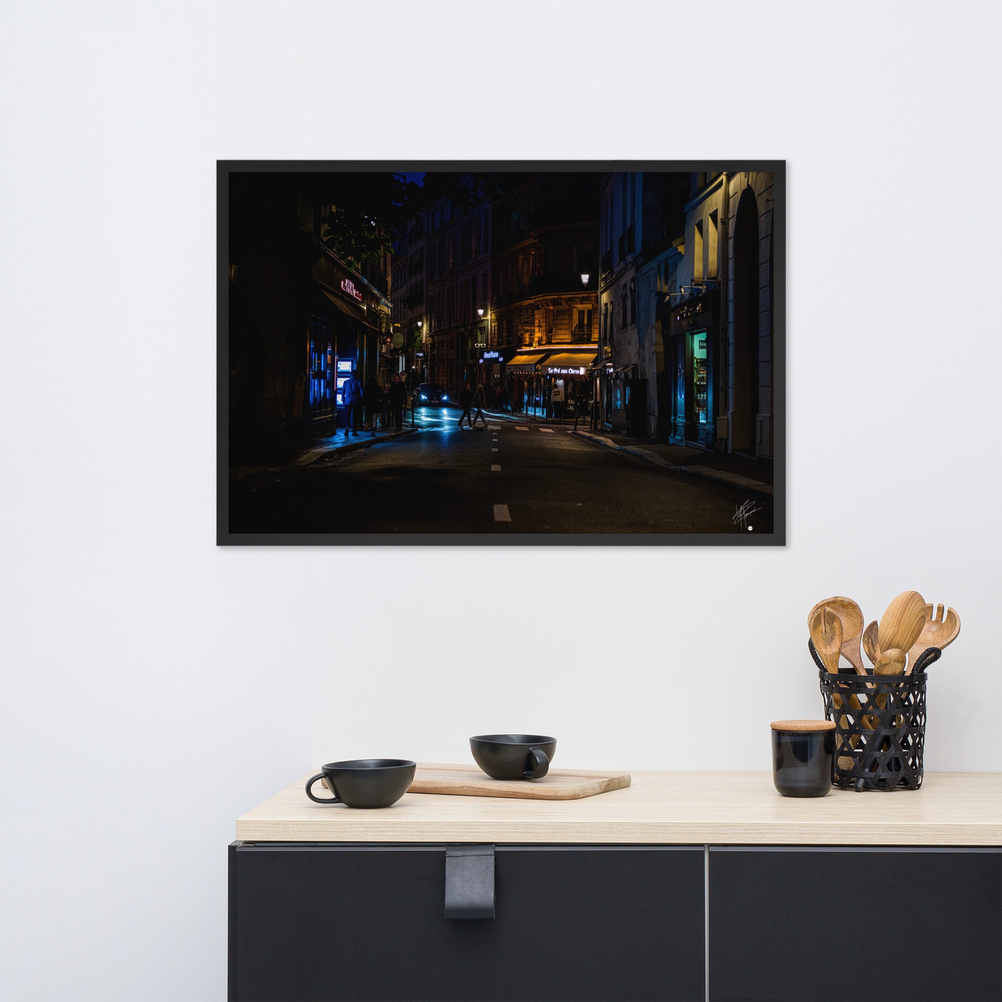 Photographie nocturne de la 'Rue Bonaparte' à Paris, capturant l'essence urbaine du 6ème arrondissement. Poster encadré et signé, reflétant le charme parisien authentique.