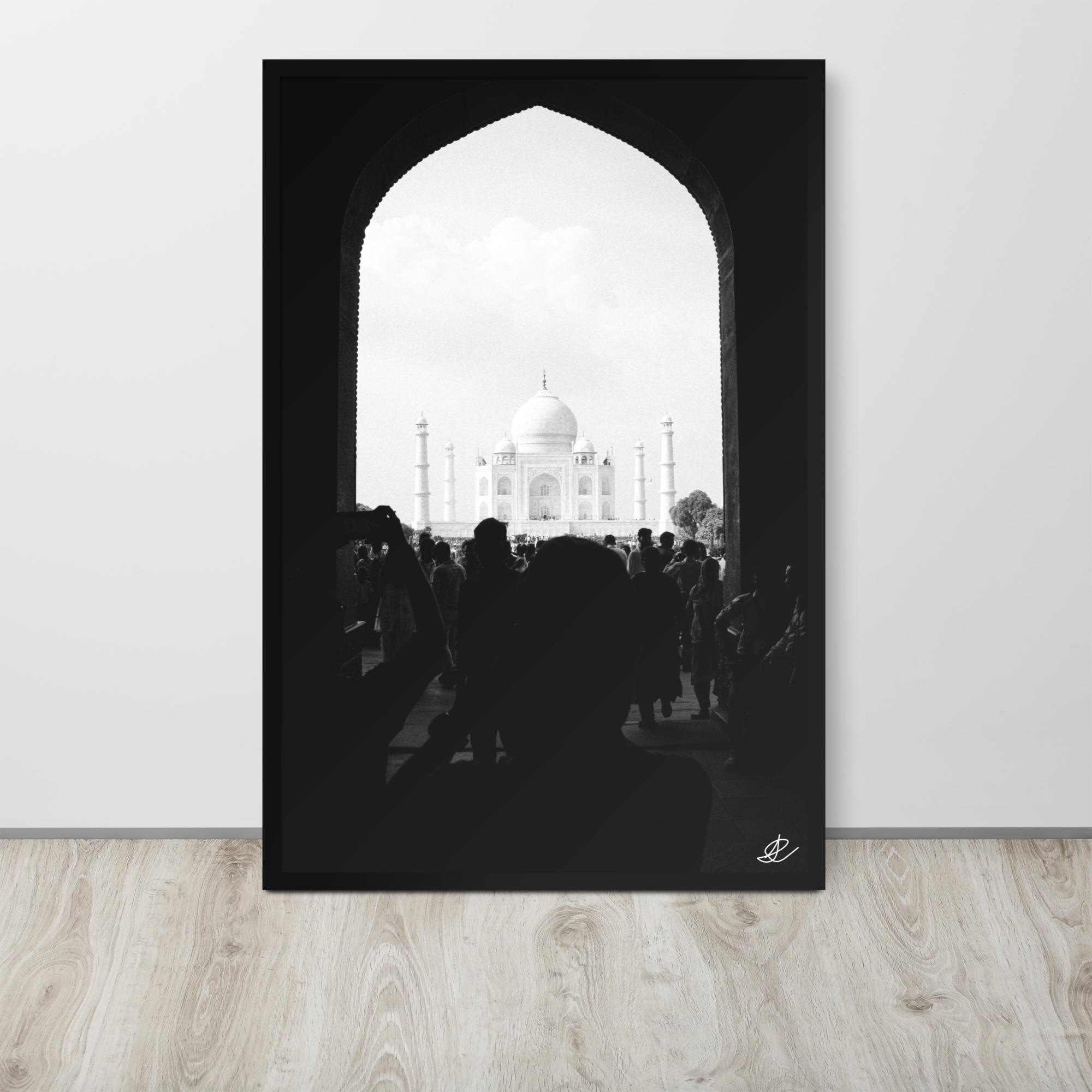 Photographie encadrée 'Taj Mahal' par Ilan Shoham, capturant l'agitation d'Agra avec le Taj Mahal serein à l'horizon, impression de qualité musée sur papier mat épais.