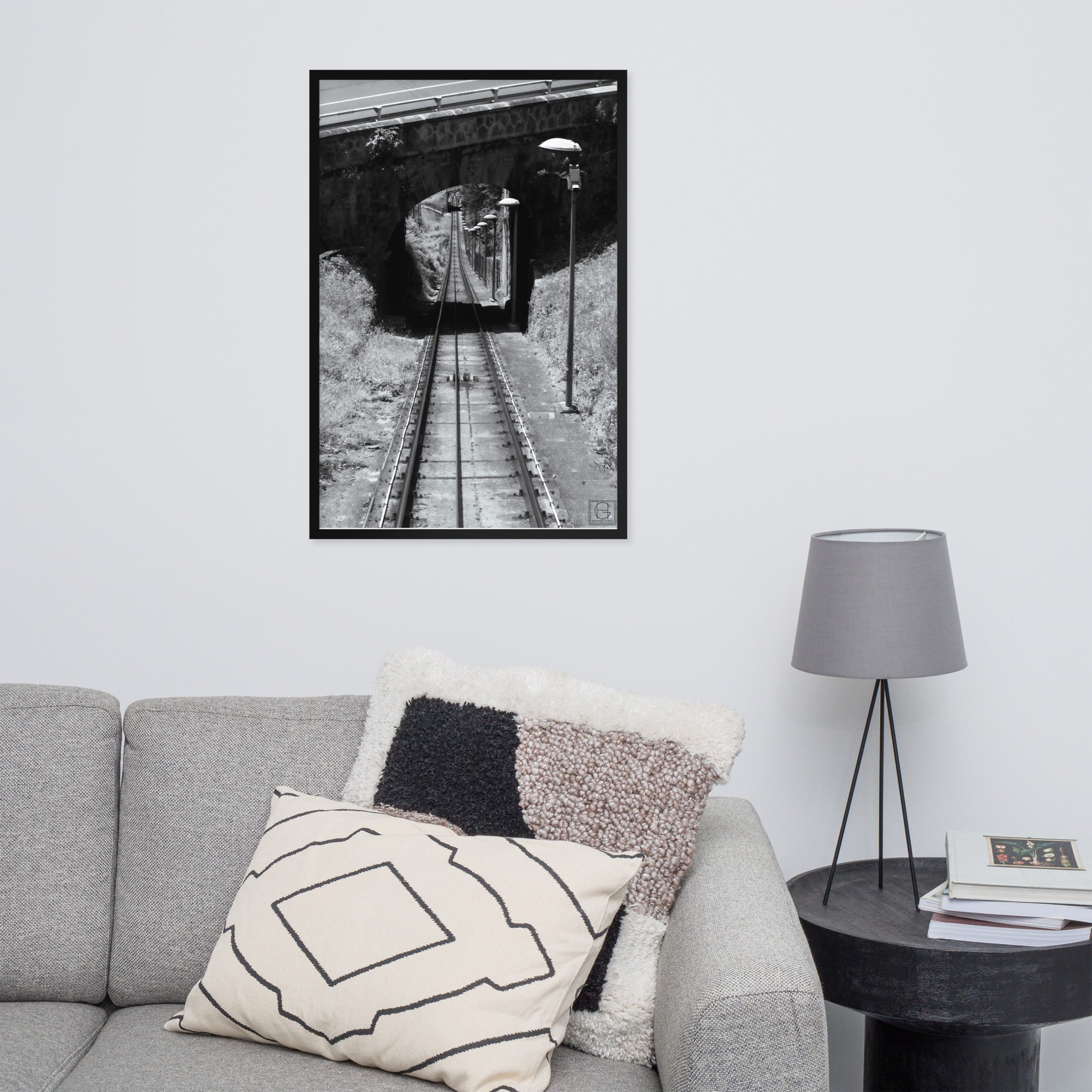 Photographie encadrée 'La Descente' par Hadrien Geraci, montrant une vue plongeante sur les rails du funiculaire Artxanda, impression de qualité musée sur papier mat épais.