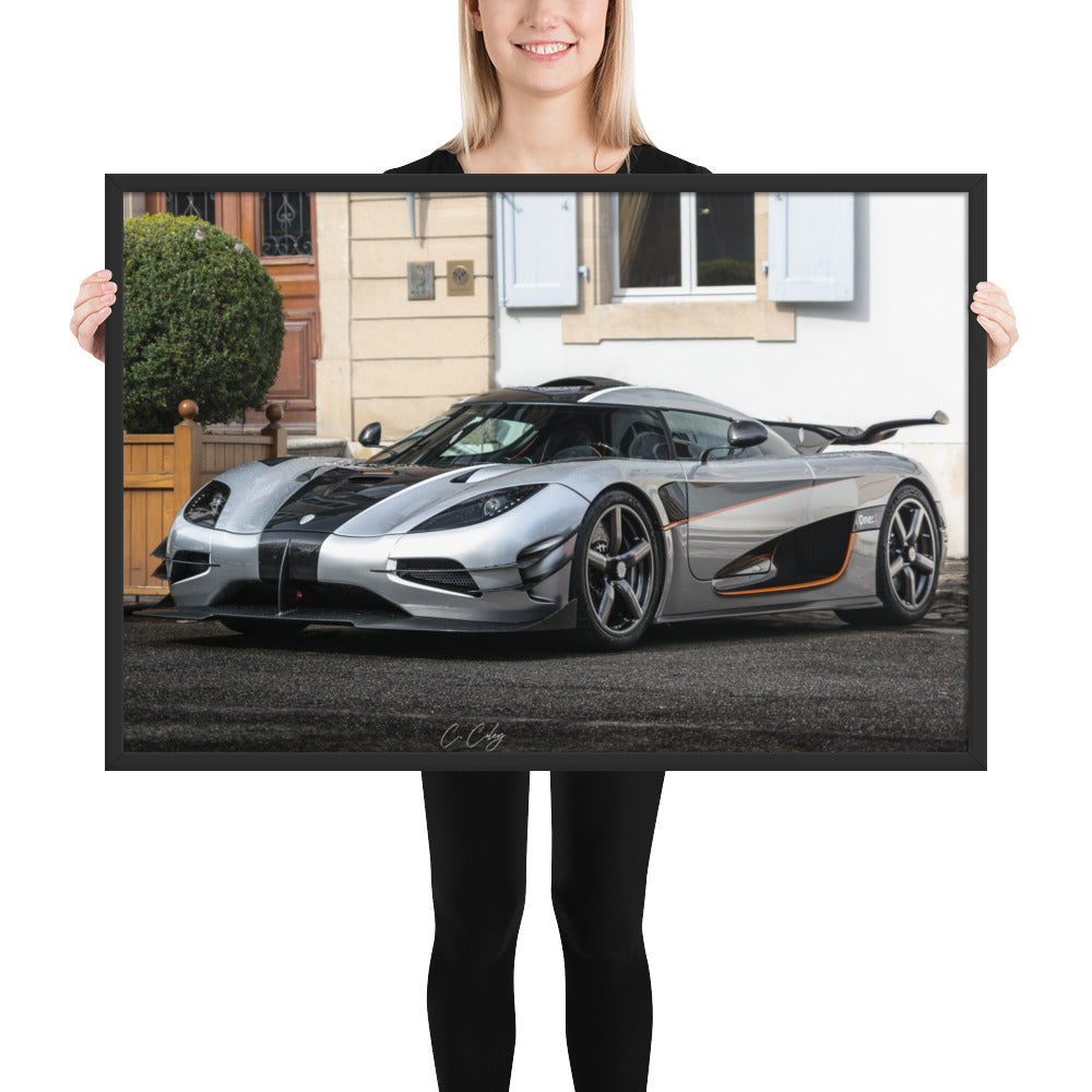 Poster photographique 'Koenigsegg Agera One N01' par Charles Coley, mettant en lumière une supercar éblouissante en impression encadrée.