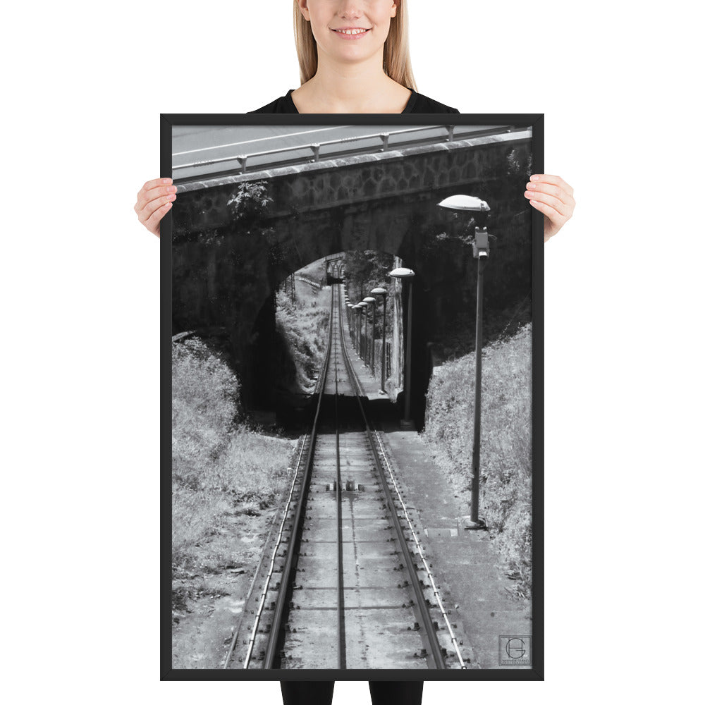 Photographie encadrée 'La Descente' par Hadrien Geraci, montrant une vue plongeante sur les rails du funiculaire Artxanda, impression de qualité musée sur papier mat épais.