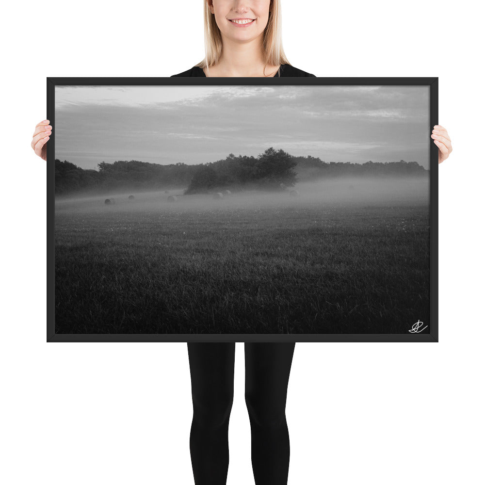 Photographie noir et blanc 'Brouillard' par Ilan Shoham, mettant en scène un paisible champ tourangeau où des ballots de paille émergent majestueusement du brouillard, incarnant la sérénité et la beauté mystique de la campagne française.