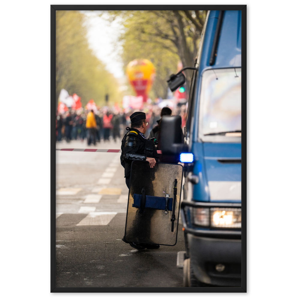 Poster mural - Gendarmerie mobile – Photographie de rue manifestation pacifique à Paris – Poster photographie, photographie murale et des posters muraux unique au monde. La boutique de posters créée par Yann Peccard un Photographe français.