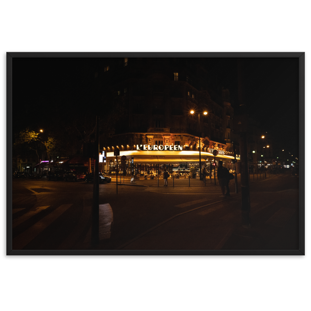 Poster mural et affiche - La terrasse du restaurant – Photographie de nuit d'une terrasse parisienne – Poster photographie, photographie murale et des posters muraux unique au monde. La boutique de posters créée par Yann Peccard un Photographe français.