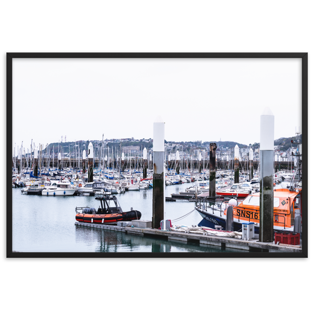 Poster d'une photographie de bateaux dans le port de plaisance du Havre avec un ponton endommagé par le feu.