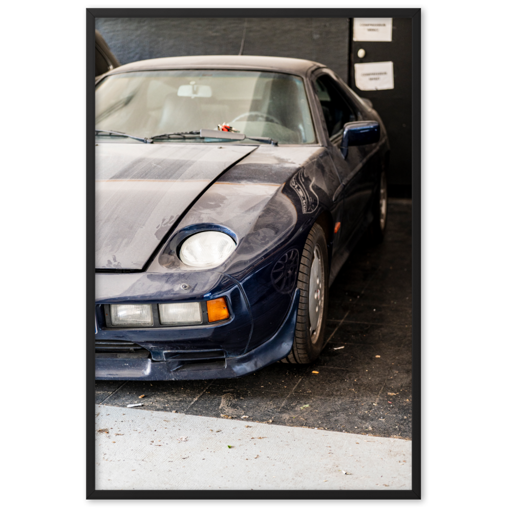 Poster d'une photographie d'une Porsche 928 poussiéreuse stationnée dans un coin discret.