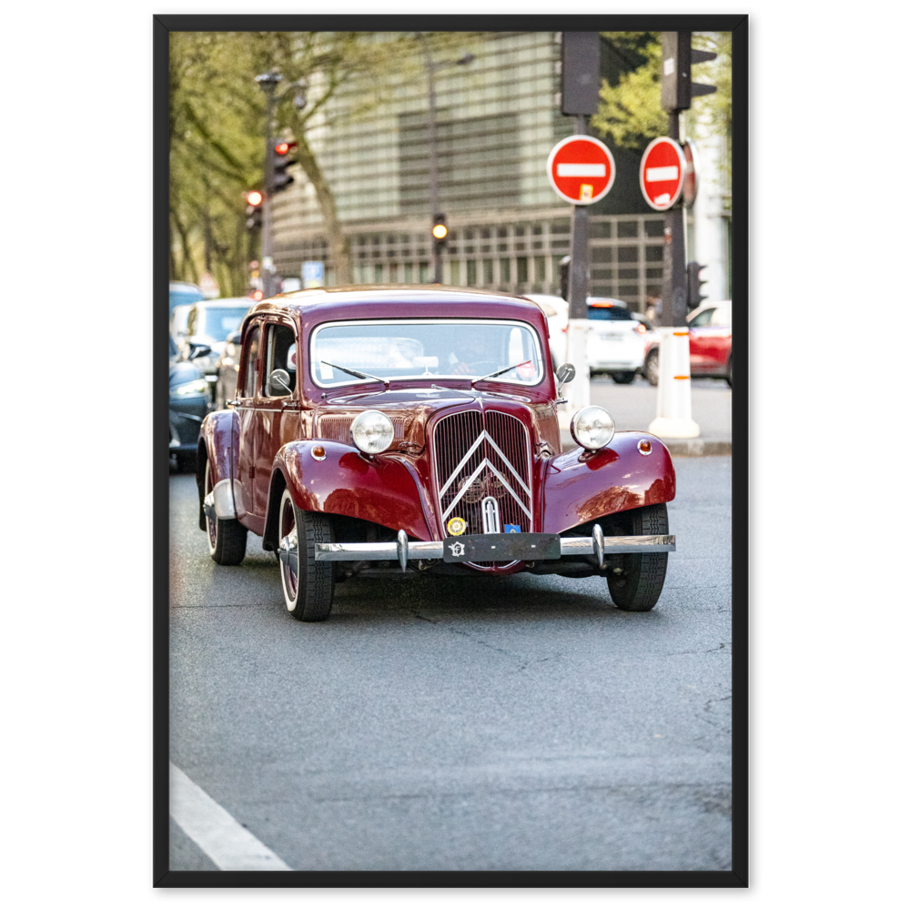 Poster de photographie d'une Citroën Traction Avant bordeaux stationnée dans les rues de Paris, près de l'Institut du Monde Arabe.