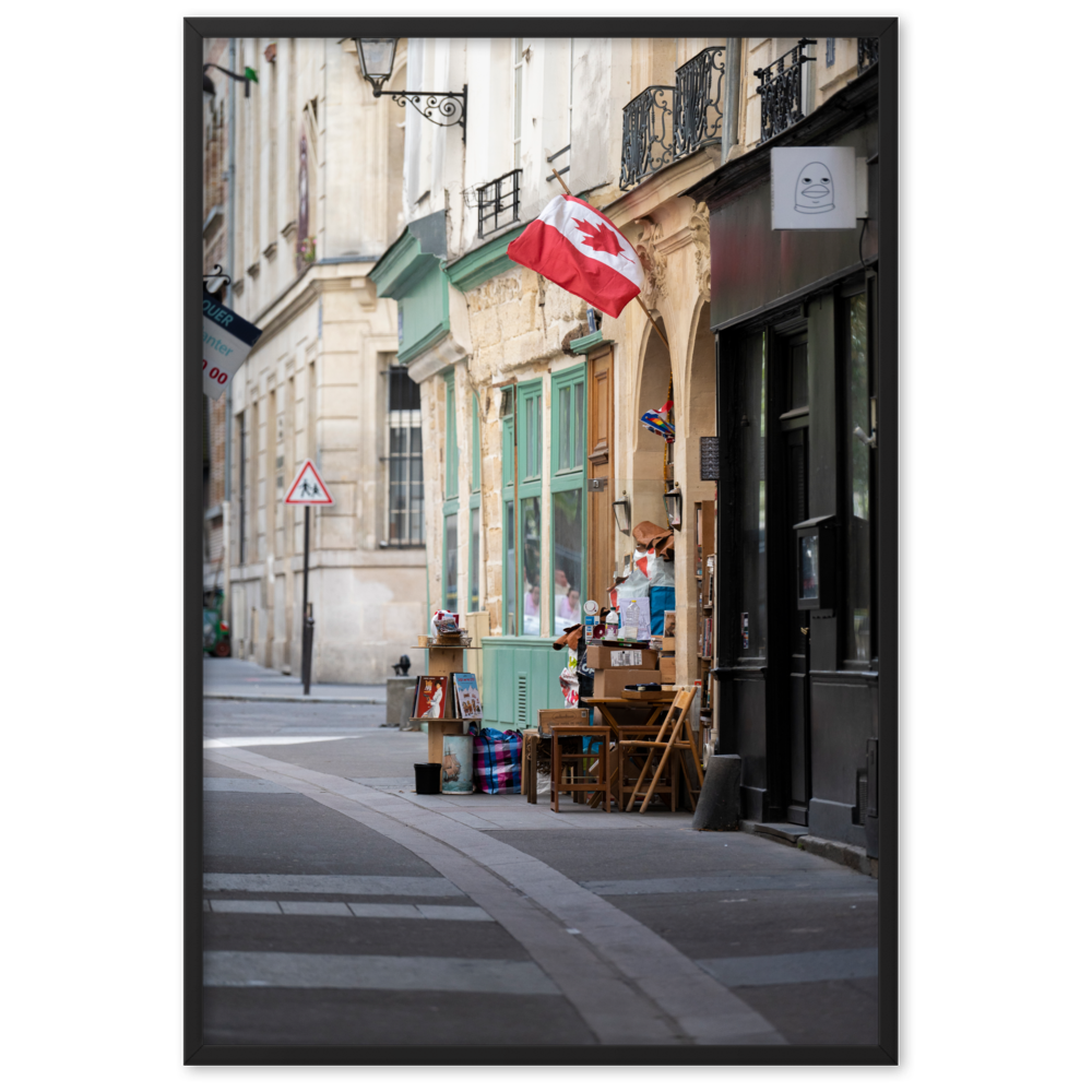 Photographie de rue à Paris avec divers objets disposés comme dans un vide-grenier.