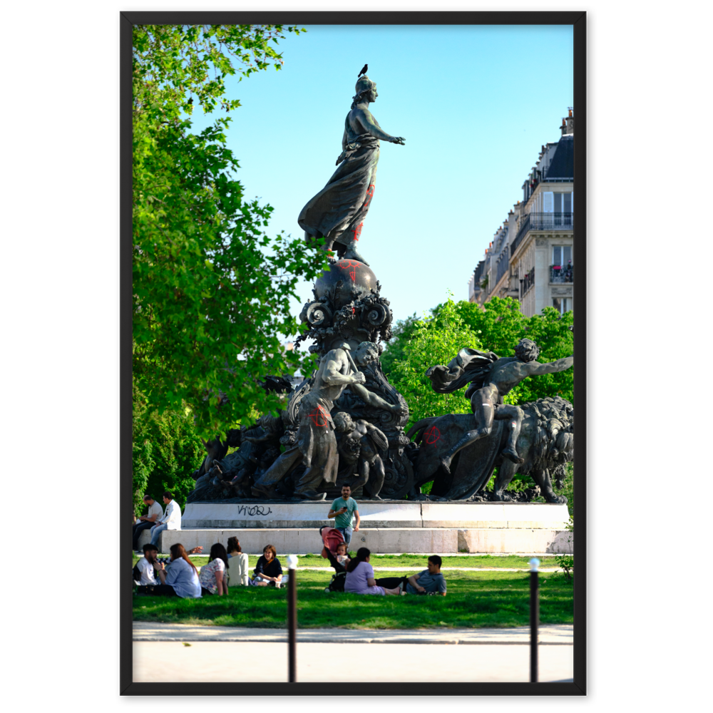 Poster de la photographie "Triomphe de la République et Anarchie", illustrant des statues représentant les triomphes de la république, marquées par des symboles anarchistes et des dessins obscènes.